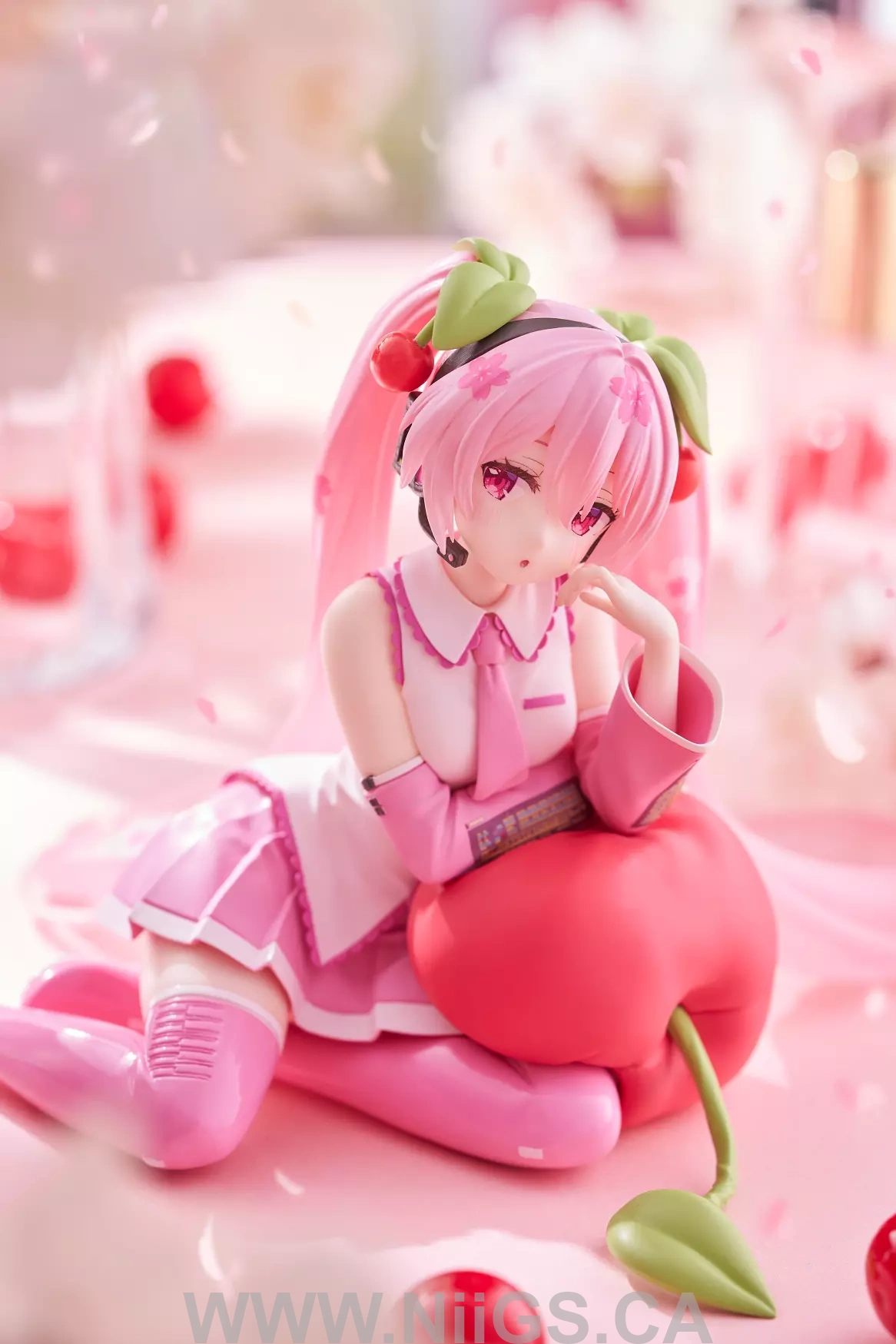 TAITO Sakura Miku Desktop Cute Figure (Cherry Cushion Ver.)