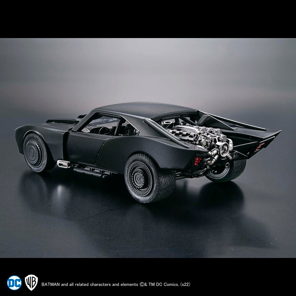 BANDAI 1/35 SCALE MODEL KIT BATMOBILE (THE BATMAN VER.)