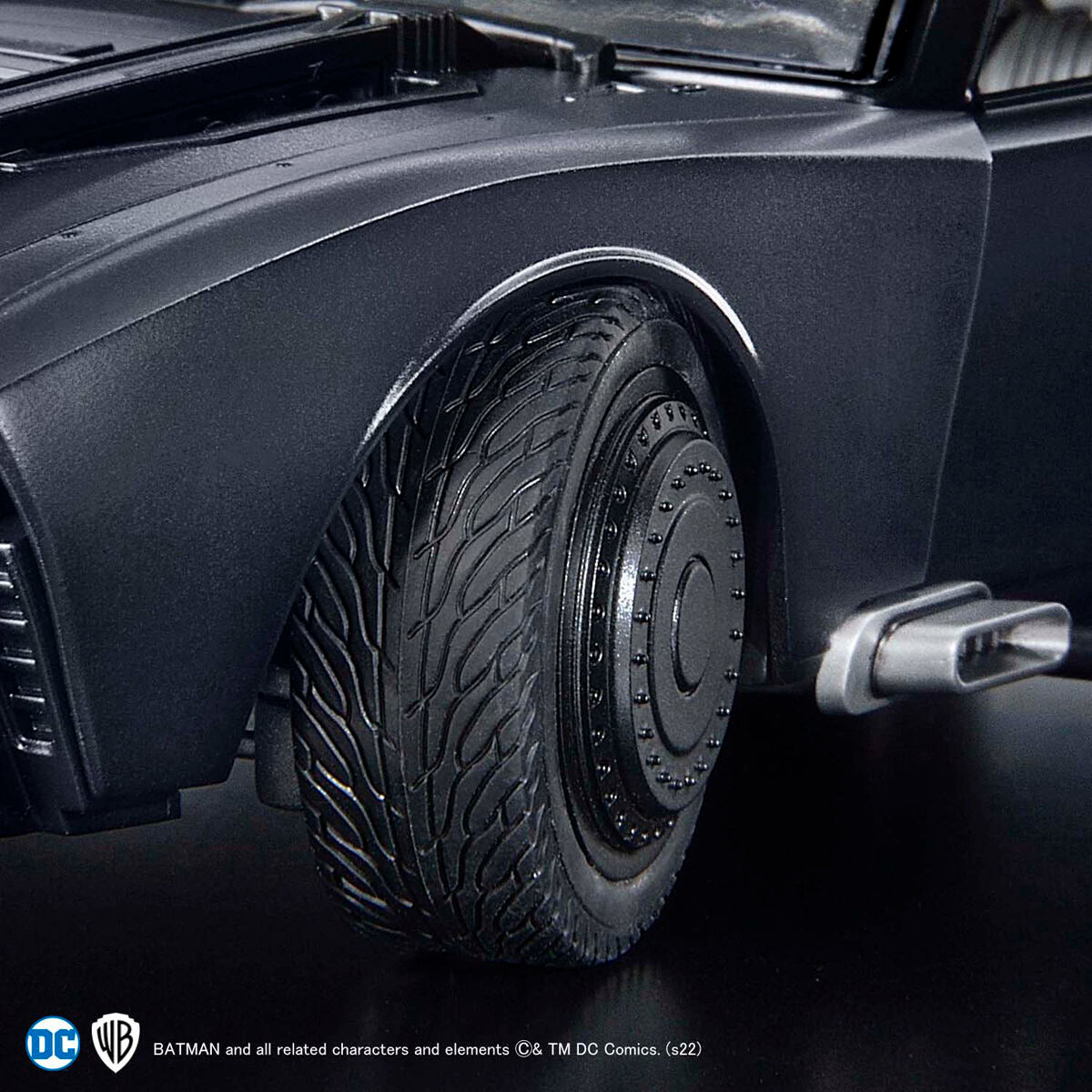 BANDAI 1/35 SCALE MODEL KIT BATMOBILE (THE BATMAN VER.)