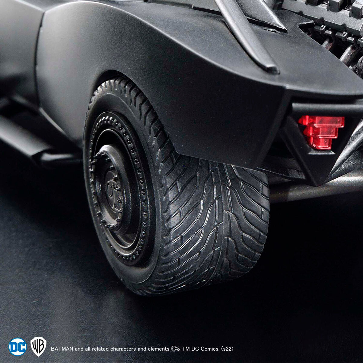 BANDAI 1/35 SCALE MODEL KIT BATMOBILE (THE BATMAN VER.)