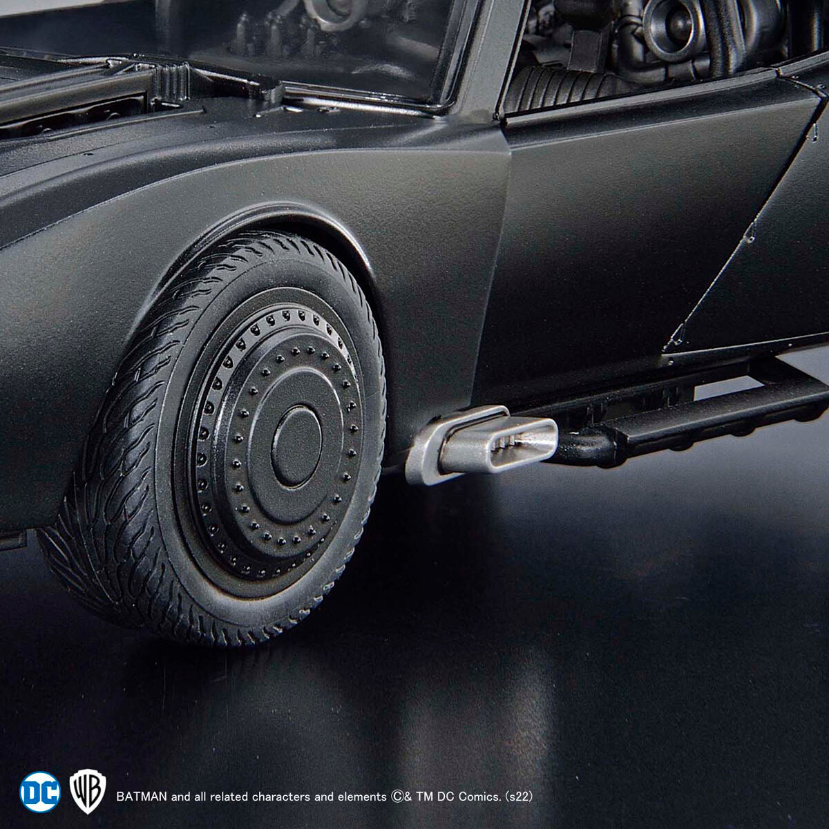 BANDAI 1/35 SCALE MODEL KIT BATMOBILE (THE BATMAN VER.)
