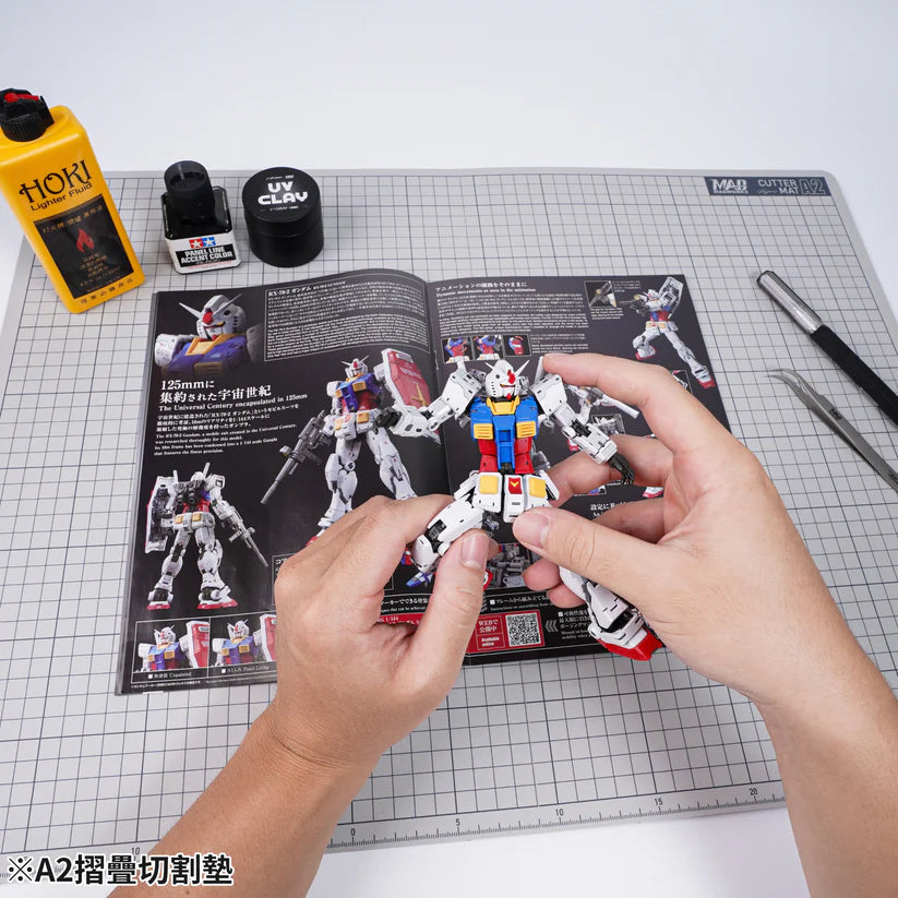 Madworks MH-27 A2 FOLDABLE MODEL CUTTING MAT (WHITE-BLACK)