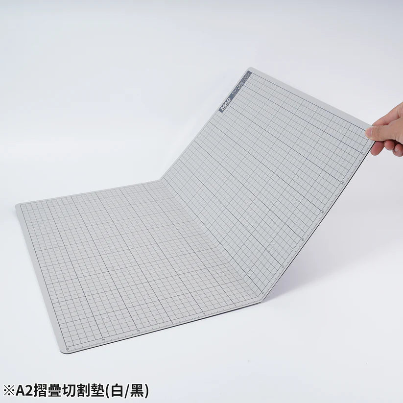 Madworks MH-27 A2 FOLDABLE MODEL CUTTING MAT (WHITE-BLACK)